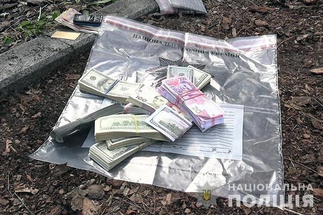 Выманили у людей десятки тысяч долларов: в Киеве задержали банду мошенников