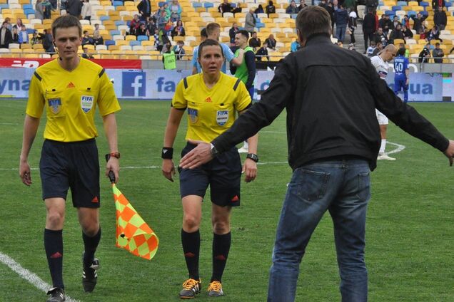 Один из тренеров высказывает недовольство судьям матча УПЛ