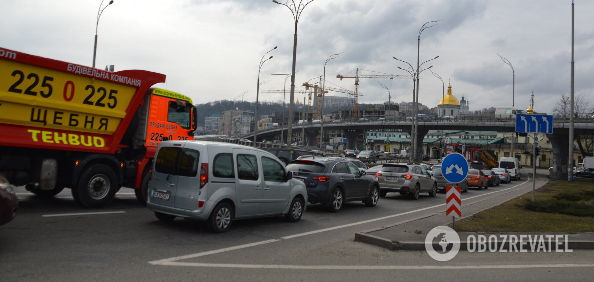 На столичных мостах затруднено движение транспорта