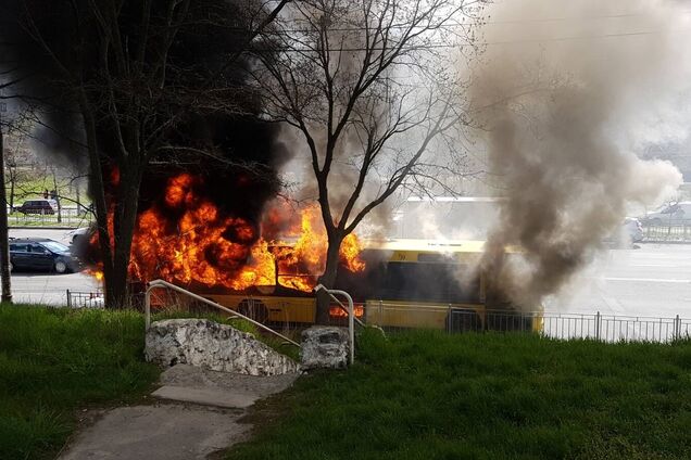 В Киеве на проспекте Правды полностью сгорел коммунальный автобус. Фото
