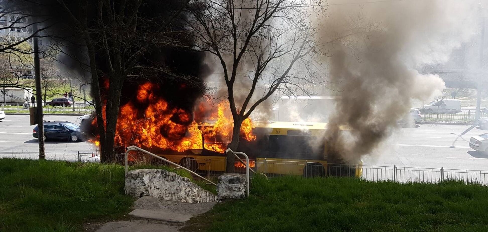 В Киеве на проспекте Правды полностью сгорел коммунальный автобус. Фото