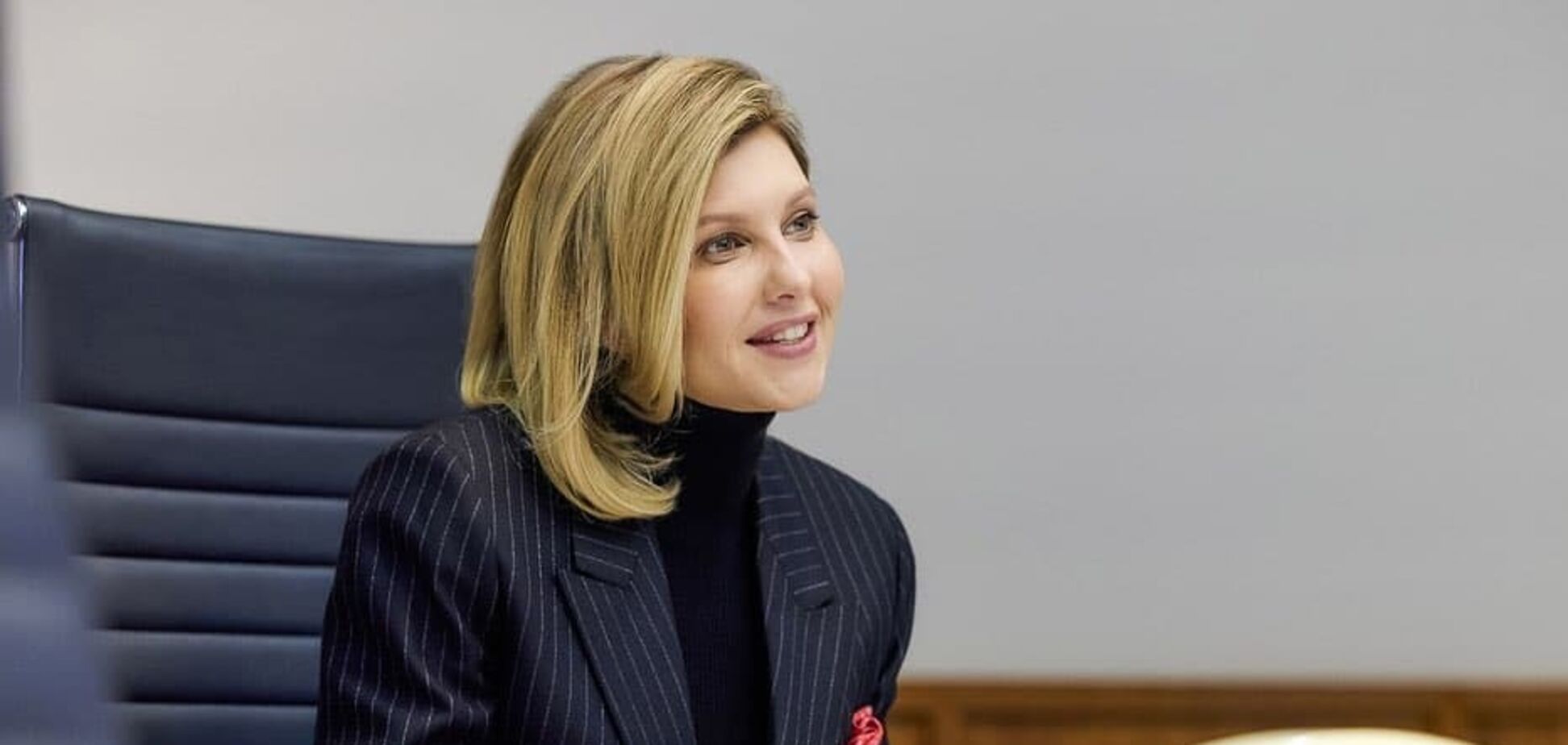 Зеленская появилась на онлайн-конференции в стильном красном наряде