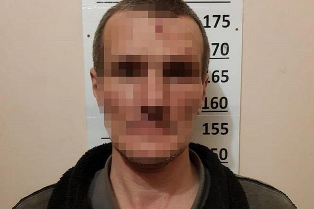 У Києві чоловік встромив ножа в груди сусідові через ревнощі