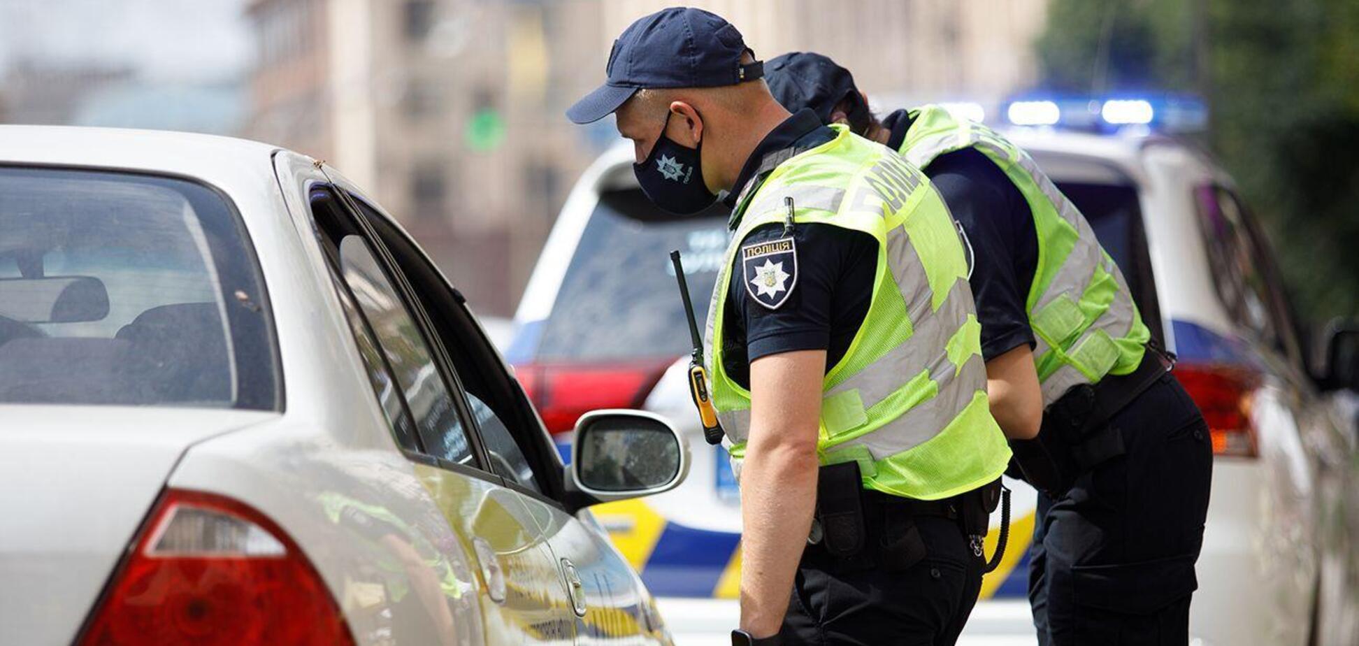 Під Харковом поліцейський пропонував понюхати свої шкарпетки і називався інопланетянином. Відео