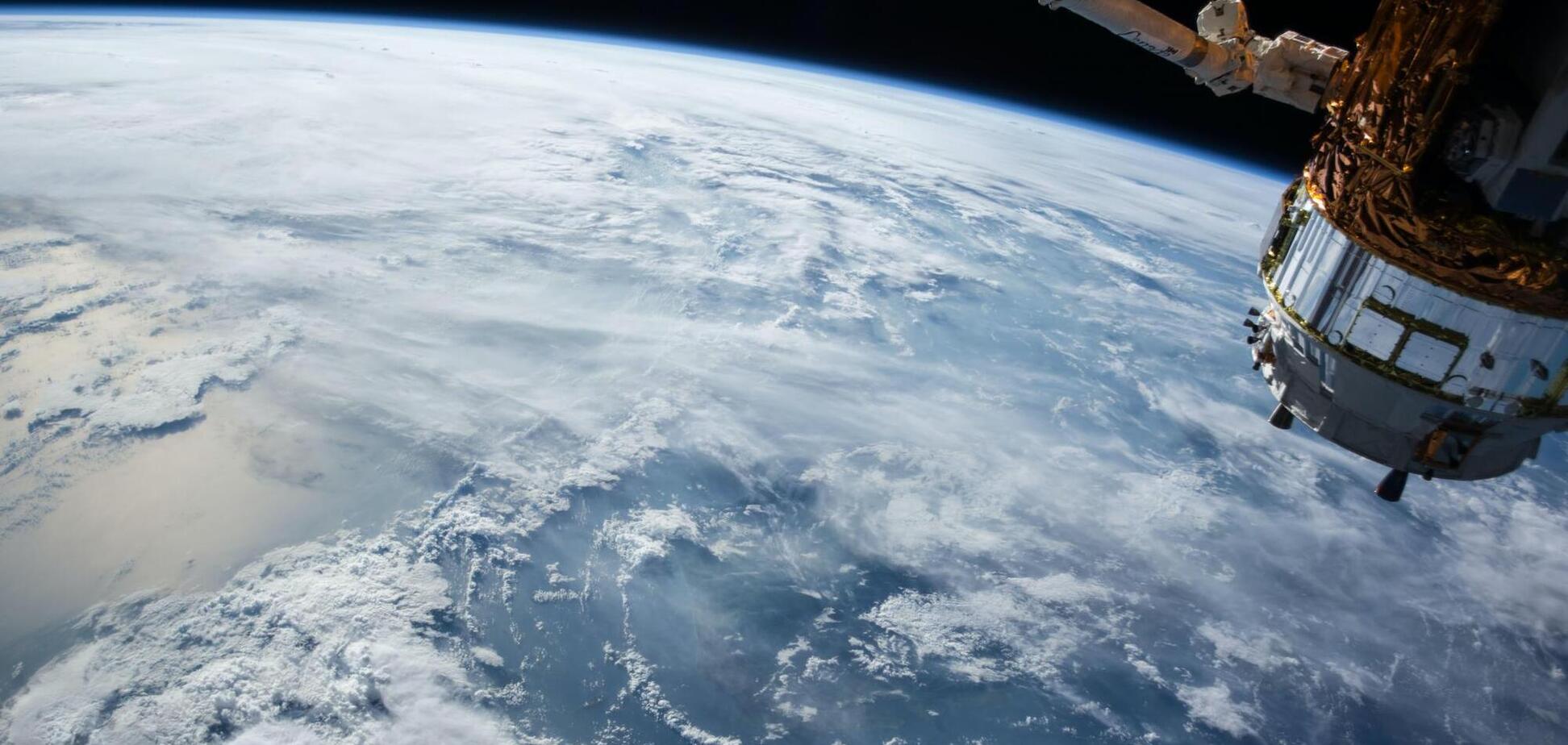 Російський військовий супутник згорів над Тихим океаном