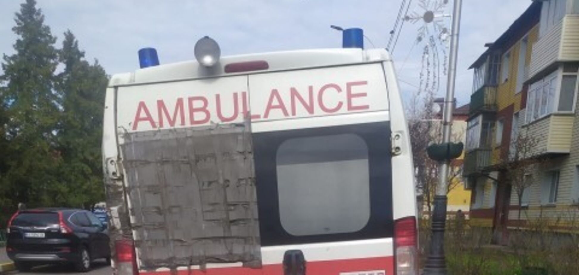Під Києвом розбите скло автомобіля 'швидкої' заклеїли скотчем