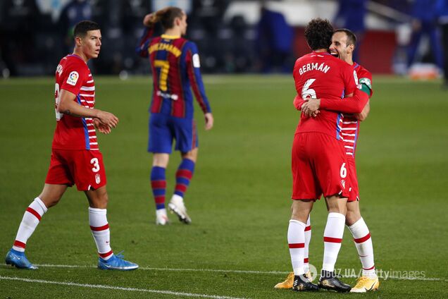 Игроки 'Гранады' празднуют гол