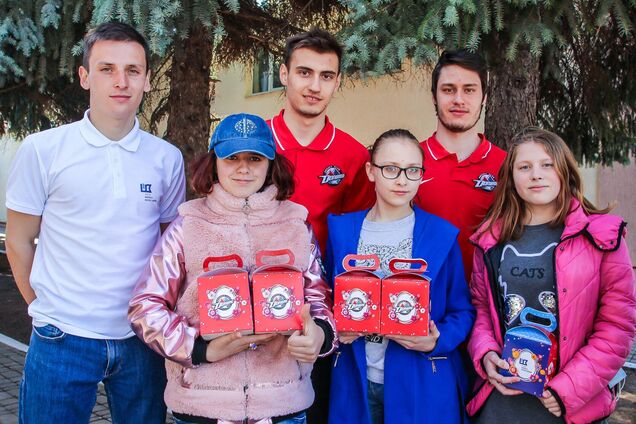 Благодійники і спортсмени вручили 1200 пасок літнім, сиротам та людям з інвалідністю Донеччини