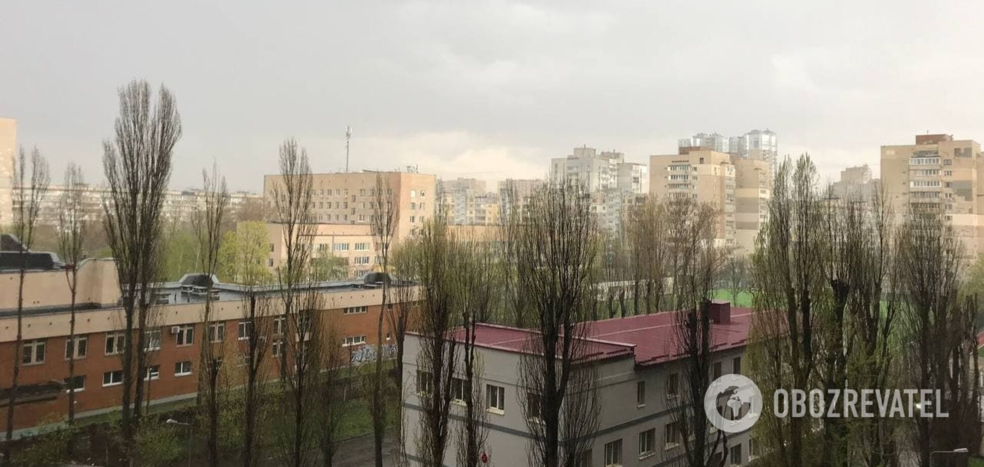 Київ накрив ураганний вітер зі зливами, грозами і градом. Фото, відео