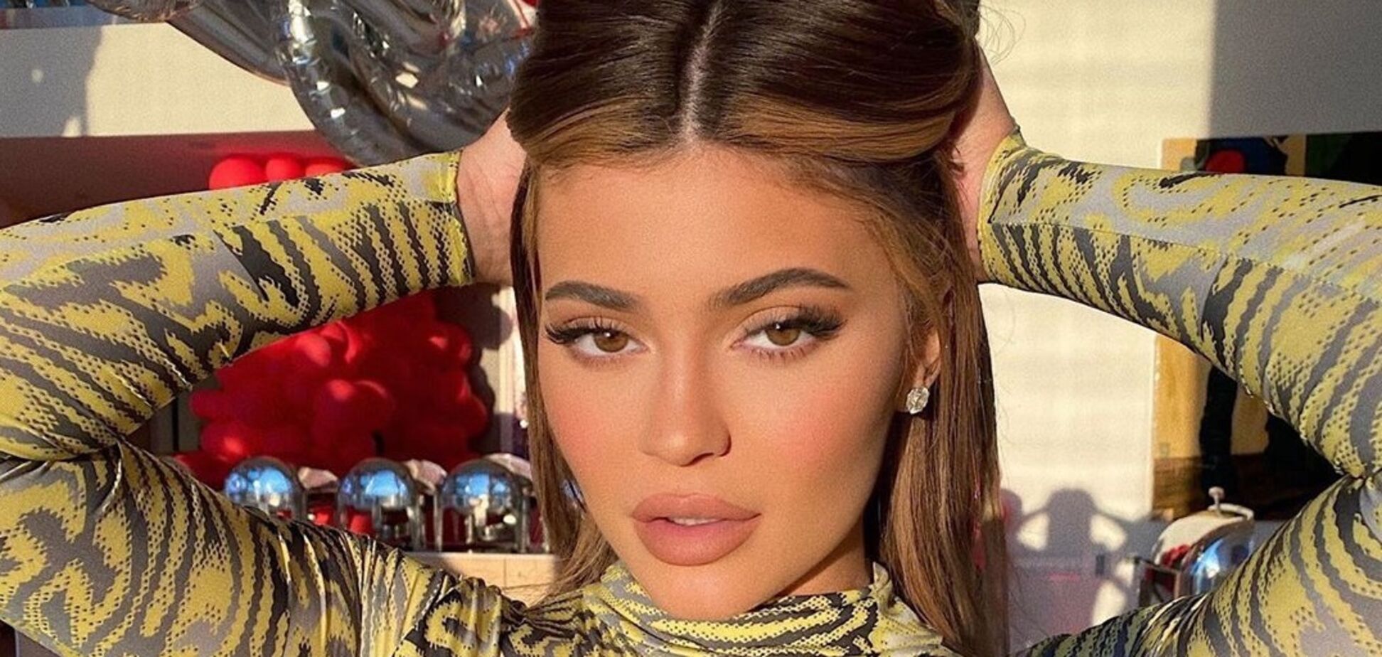 Кайлі Дженнер засвітила пишні форми в тісному міні-бікіні. Фото