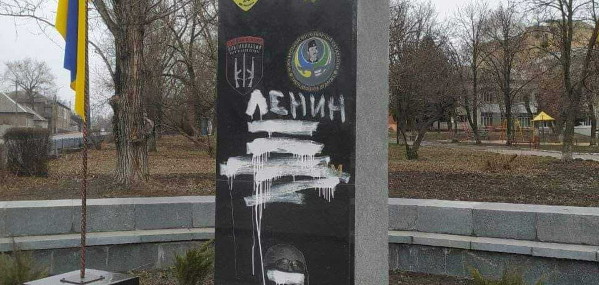 На Луганщине осквернили памятник 'Героям-добровольцам'