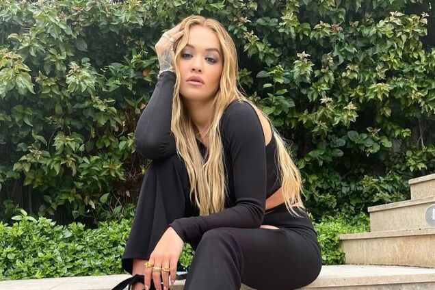 Ріта Ора позувала в стильному купальнику