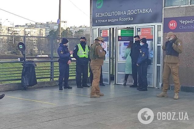 Пустые поезда, наряды полиции и очереди: как работает метро в Киеве в локдаун.Фото, видео