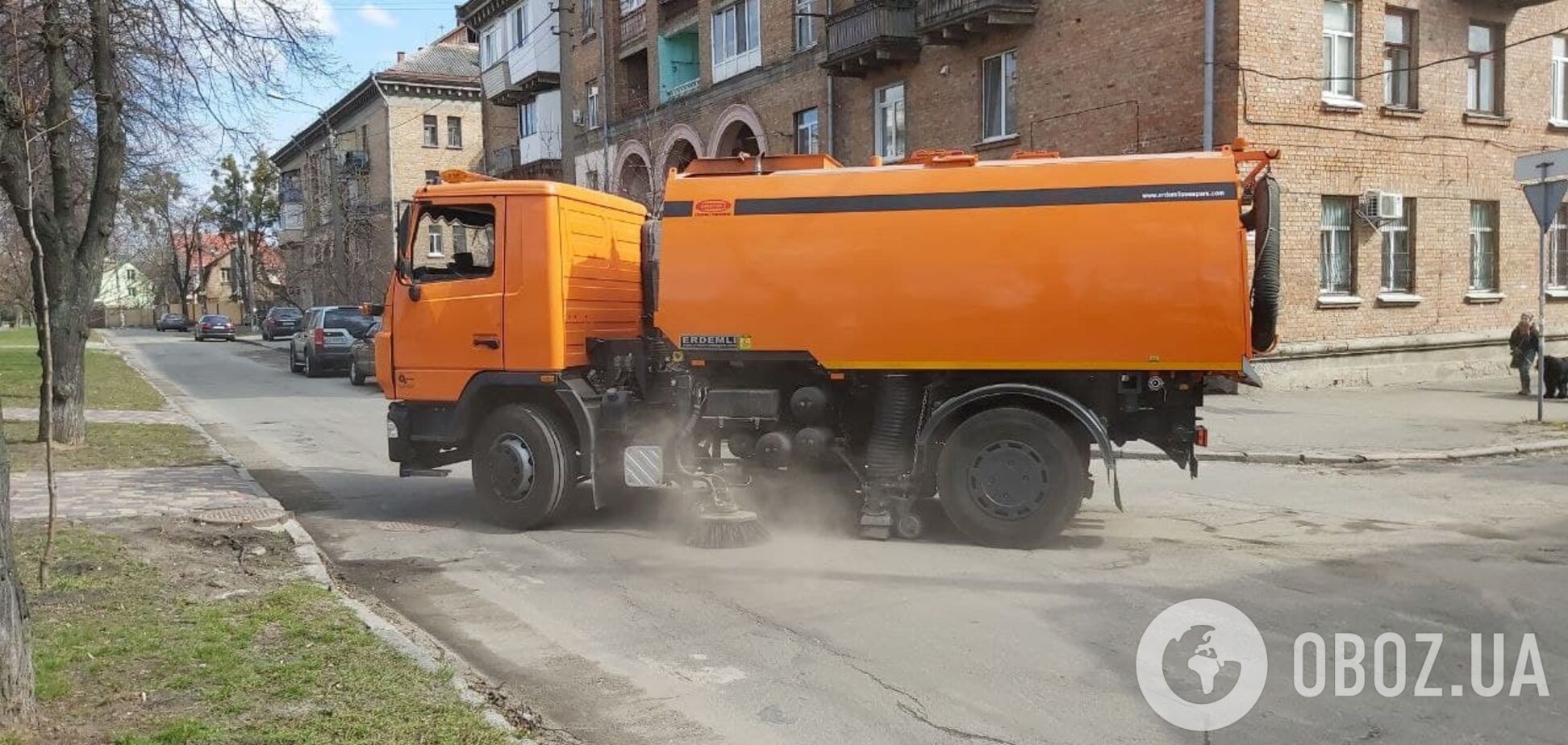 В Киеве коммунальщики стали мыть улицы специальными шампунями