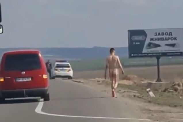 Голый мужчина бегал и бросался на авто на трассе
