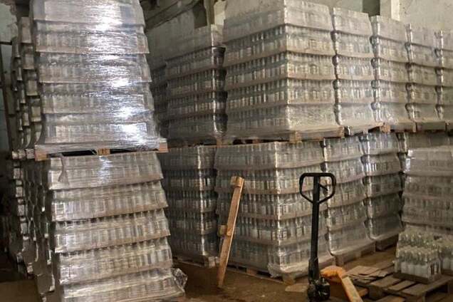 У Києві правоохоронці вилучили 100 тисяч пляшок підробленого алкоголю