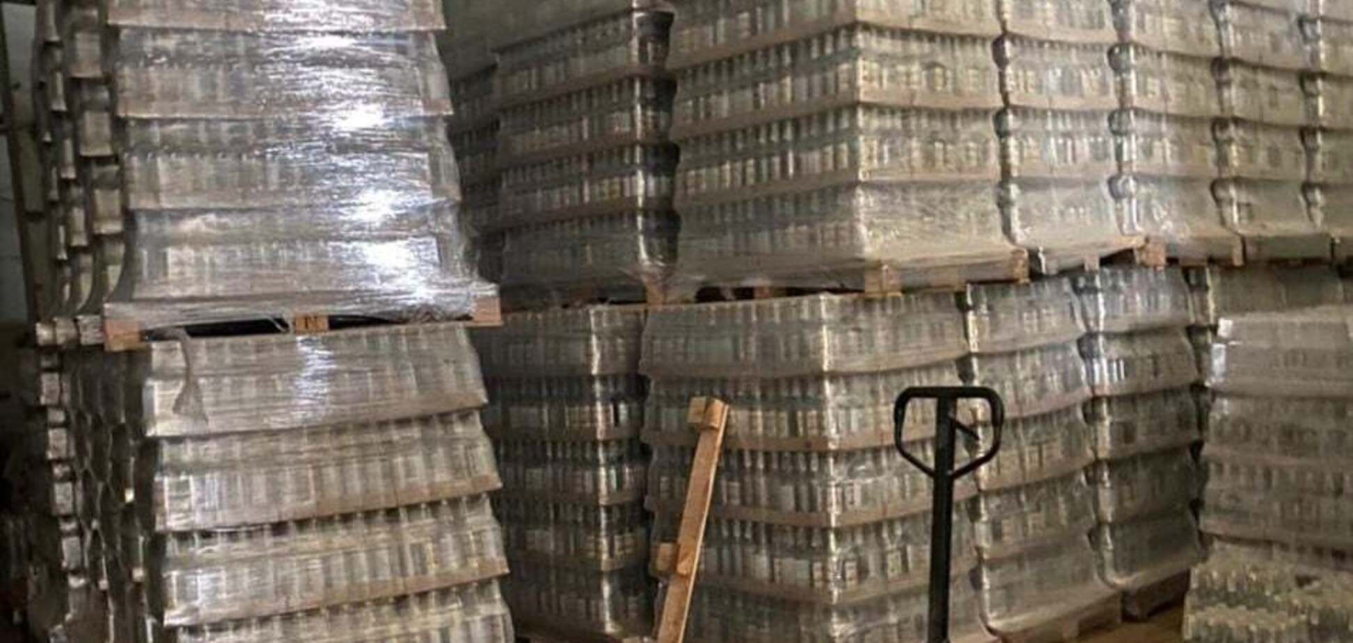 У Києві правоохоронці вилучили 100 тисяч пляшок підробленого алкоголю