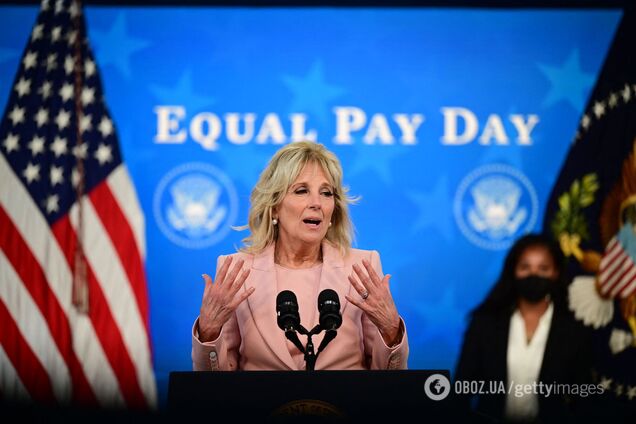 Джилл Байден вызвала споры в сети из-за наряда с ажурными колготками. Фото