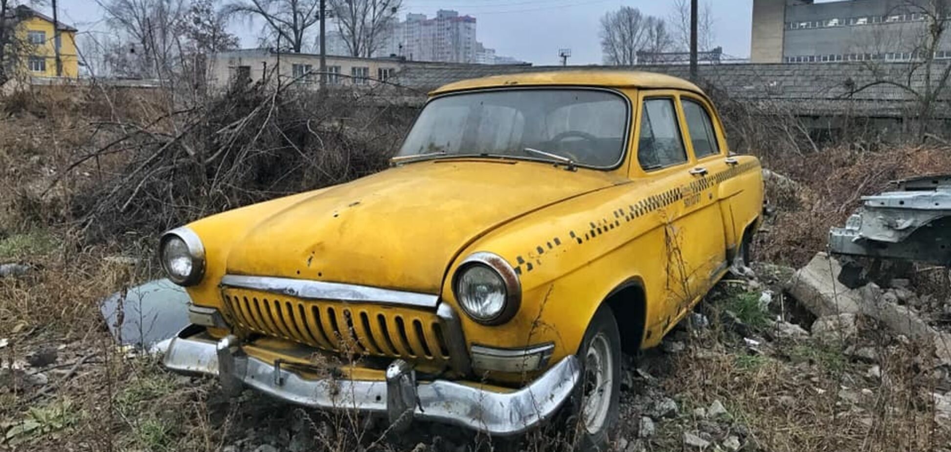 У мережі показали фото унікального кладовища ретро-автомобілів у Києві
