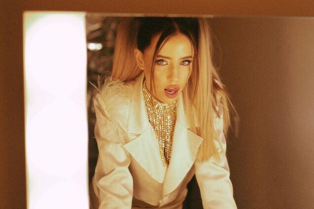 Дорофєєва засвітила стрункі ноги у стильному образі. Фото