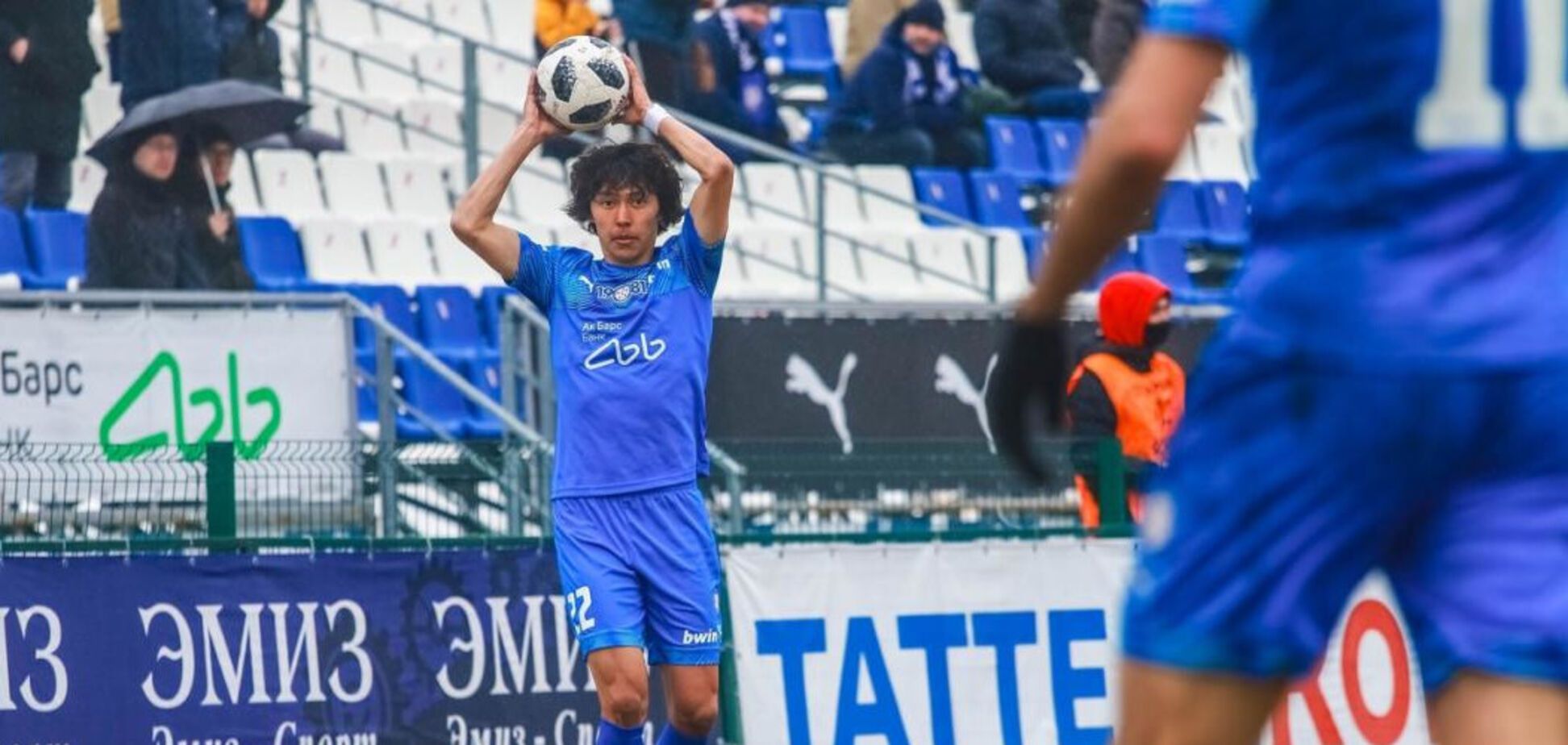 Гравець КАМАЗа кидає аут