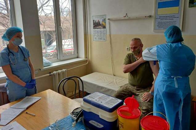 Главнокомандующий ВСУ Хомчак вакцинировался против COVID-19 на фронте. Фото