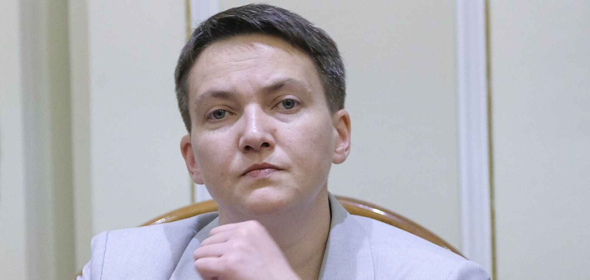 Савченко показала, как доит корову и подметает улицу. Фото