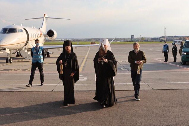 Вадим Новинский в составе делегации УПЦ привез в Украину Благодатный огонь