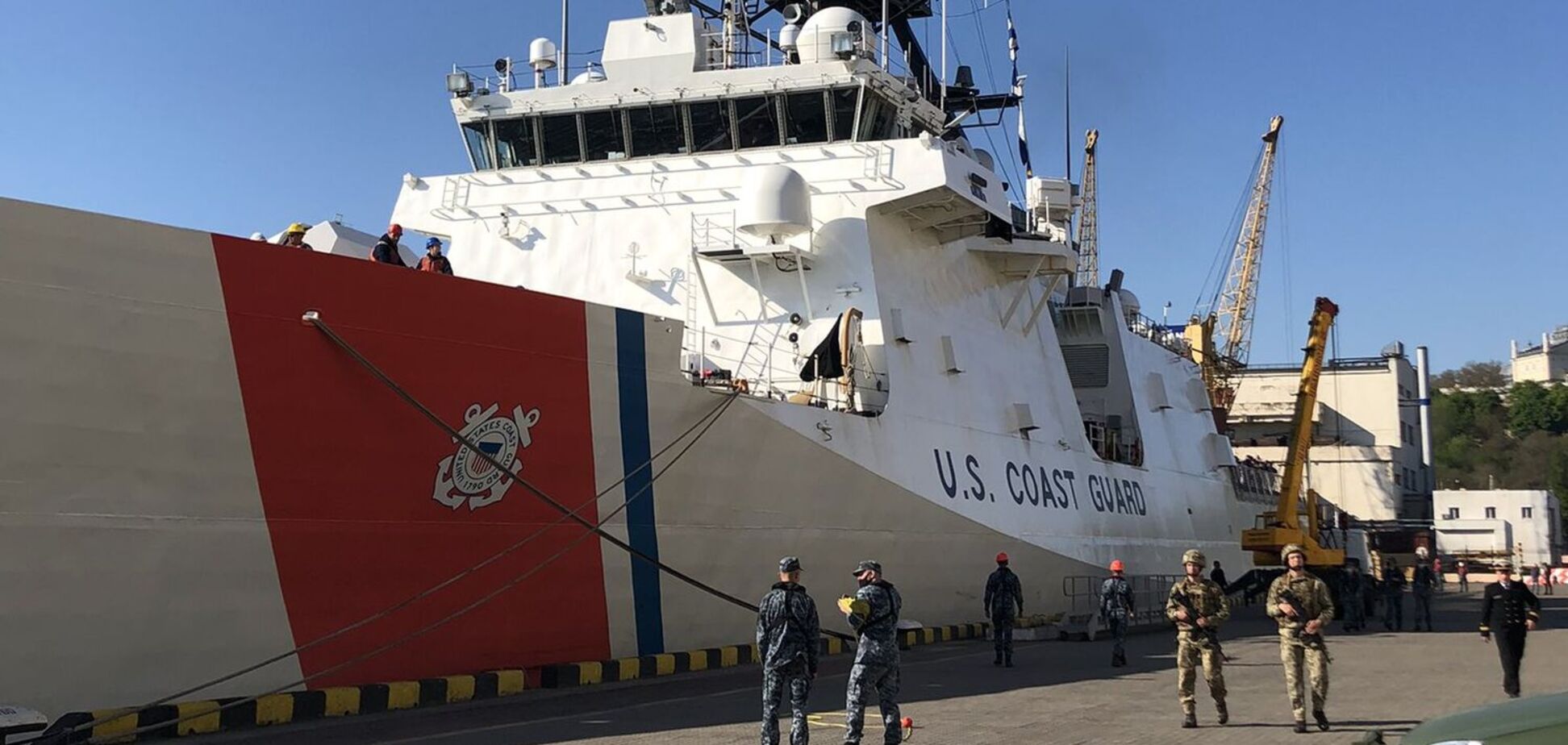 Корабль НАТО зашел в порт Одессы. Фото и видео