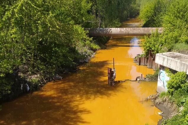 В Киеве пожелтели воды реки Лыбидь