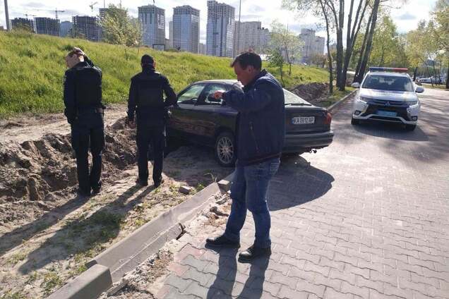 У Києві горе-водій зніс кілька бордюрів і втік