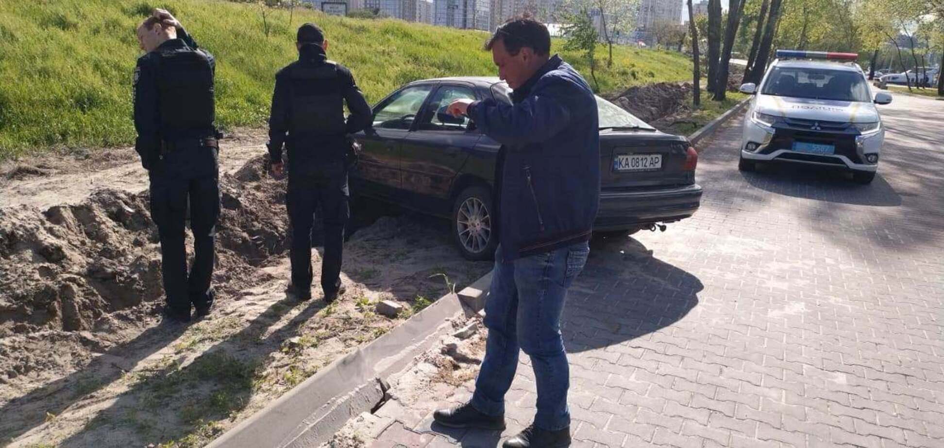 В Киеве горе-водитель снес несколько бордюров и убежал