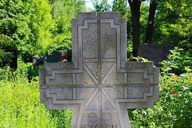 Поляків шокував стан могили Василя Стуса на Байковому кладовищі