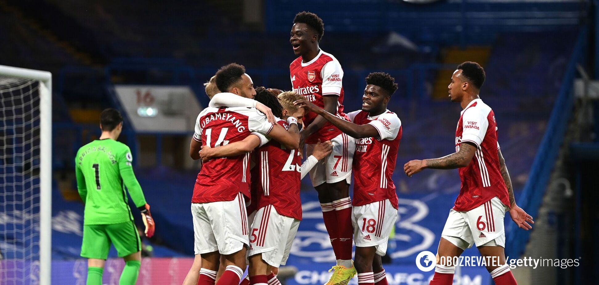 Игроки 'Арсенала' празднуют гол в ворота 'Челси'