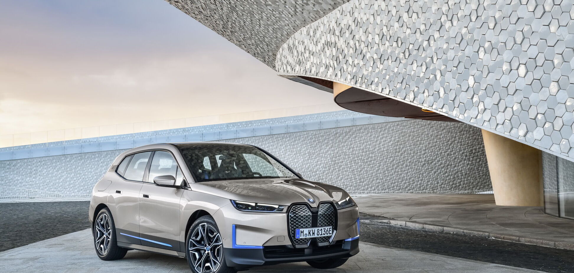 BMW озвучила украинские цены на электрокросс iX