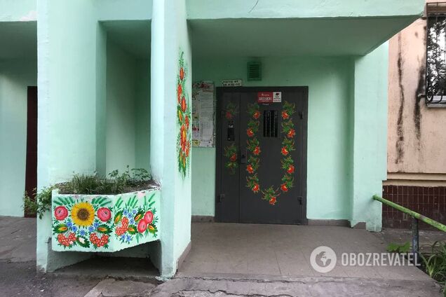 В Киеве женщина разрисовала несколько подъездов уникальной петриковской росписью. Фото