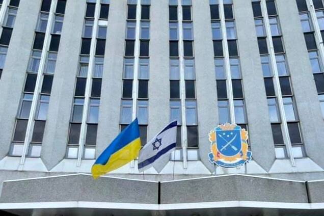 На здании горсовета Днепра вывесили флаг Израиля