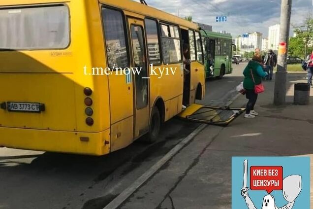 В Киеве в одной из маршруток выпали двери
