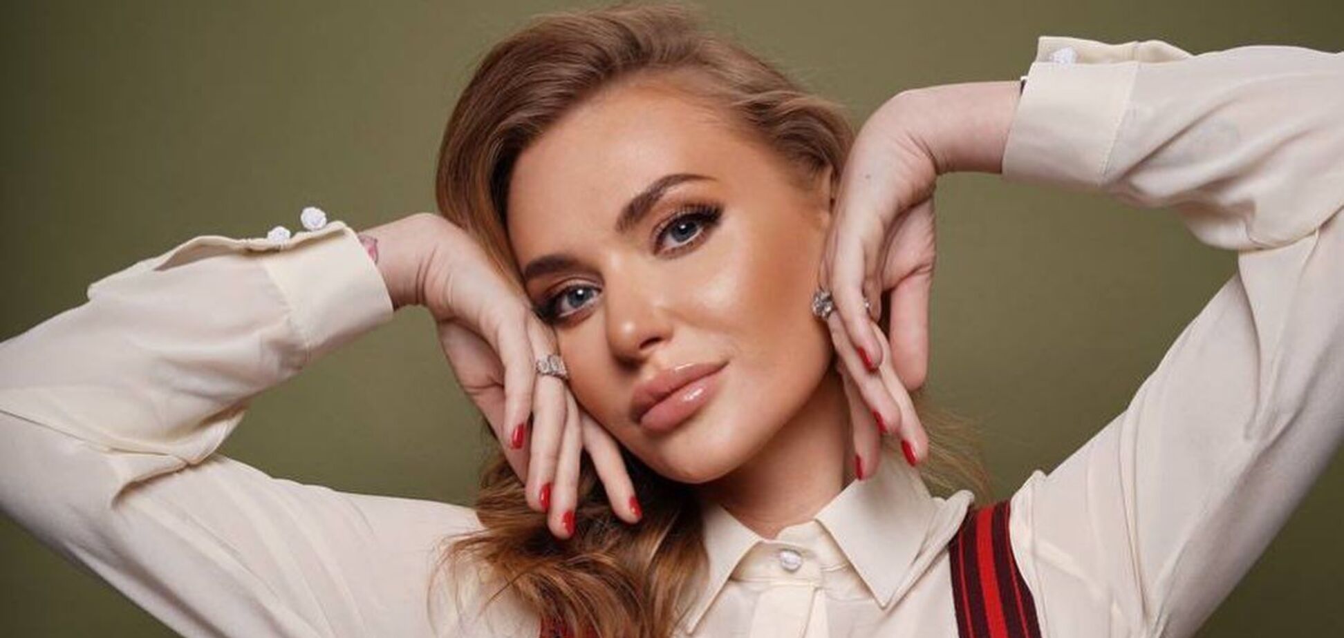 Каминская с фиолетовыми волосами показала пикантный образ. Фото