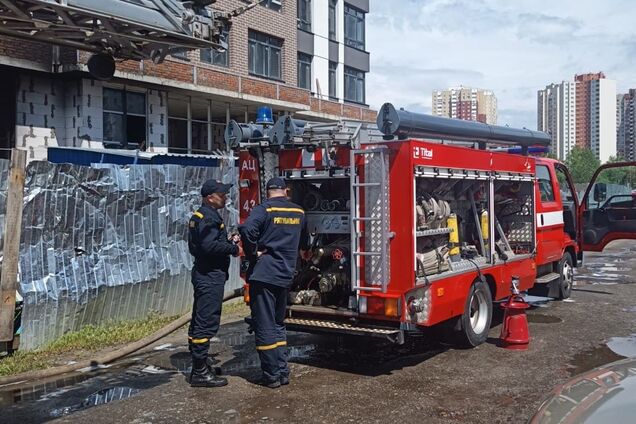 У Києві на Троєщині сталася пожежа в новобудові. Фото