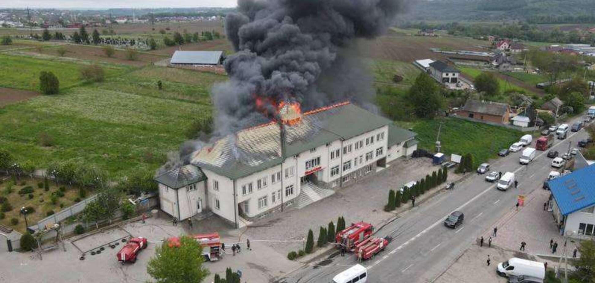 В селе под Черновцами разгорелся пожар. Фото, видео.