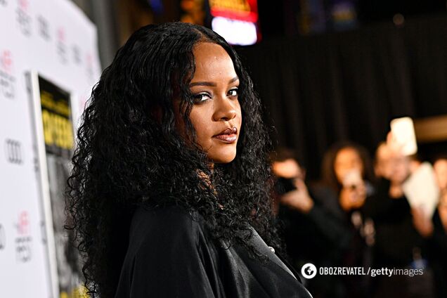 Рианна засветилась на публике с короткой стрижкой и в вязаном бюстгальтере. Фото