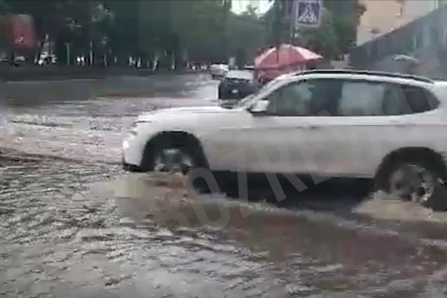 У Києві через зливи затопило Поділ