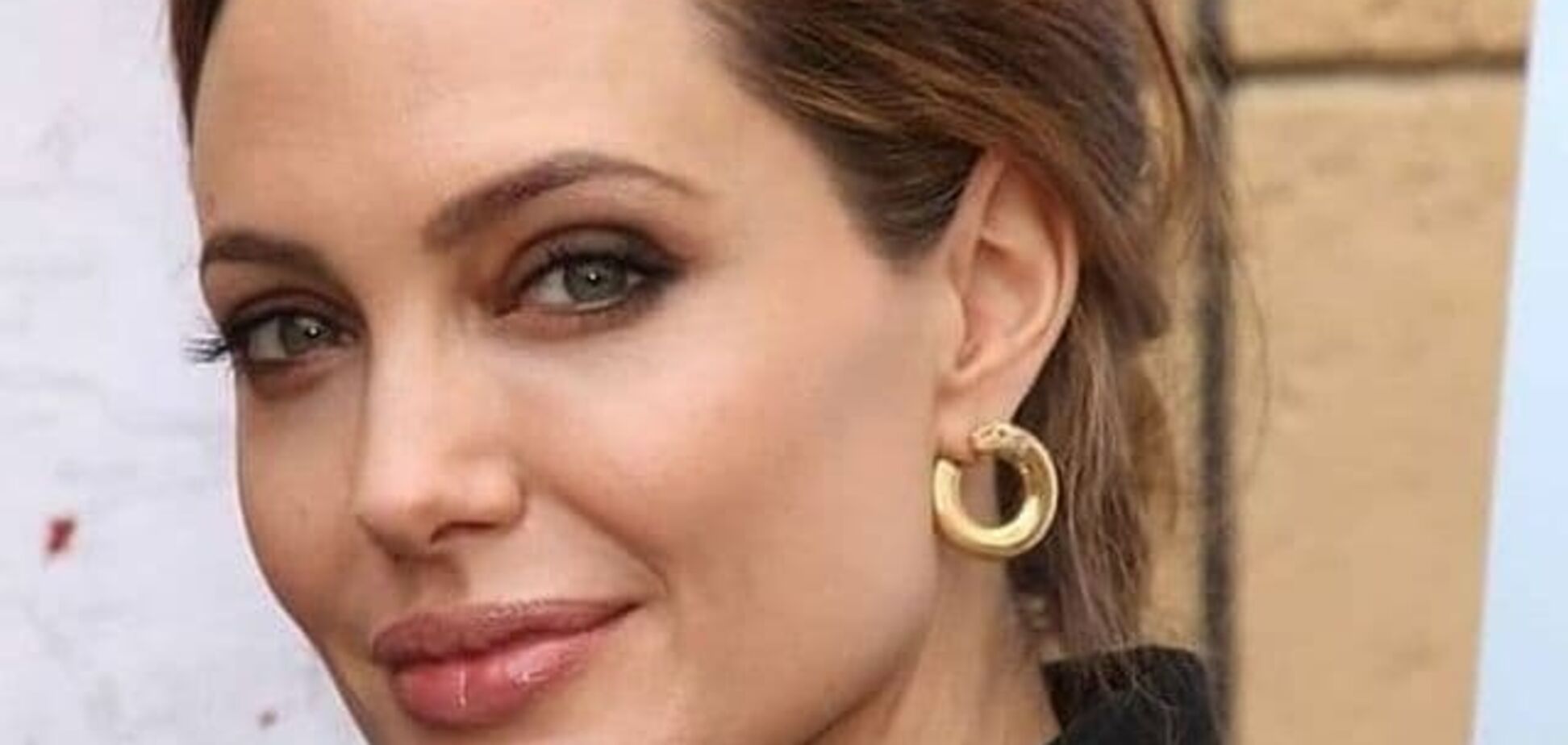 Анджелина Джоли снялась с роем пчел. Фото