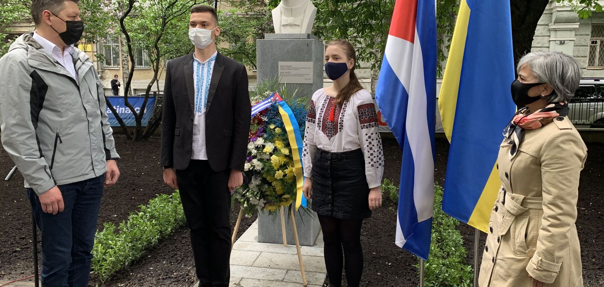 У центрі Києва відкрили памятний знак на честь відомого кубинця. Фото