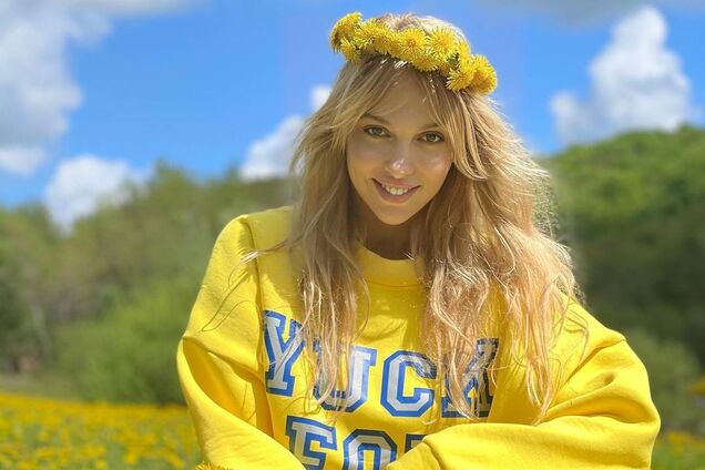 Полякова відкрила груди в тісному топі з глибоким вирізом. Фото