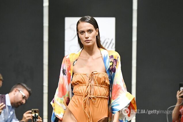 Стилист рассказала, какие купальники будут в тренде летом 2021