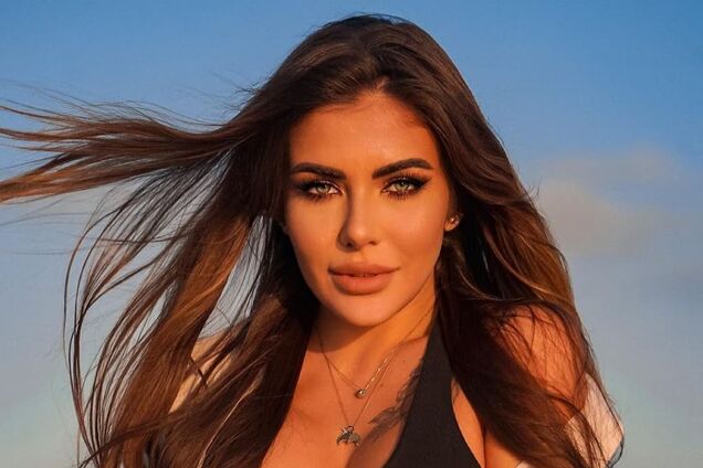 Софія Стужук в крихітному купальнику позувала на березі океану