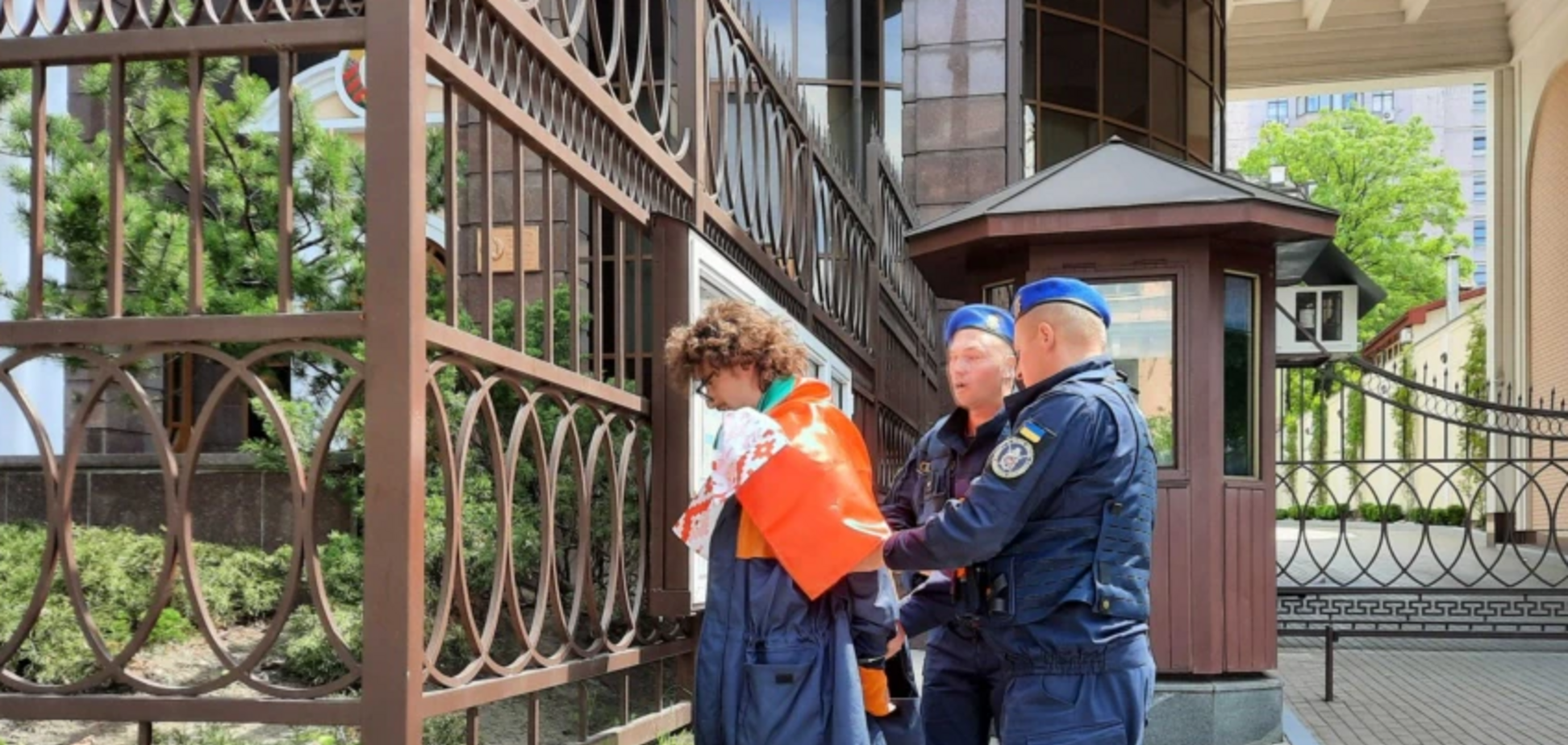 В Киеве задержали белоруса, который хотел забросать посольство навозом. Видео