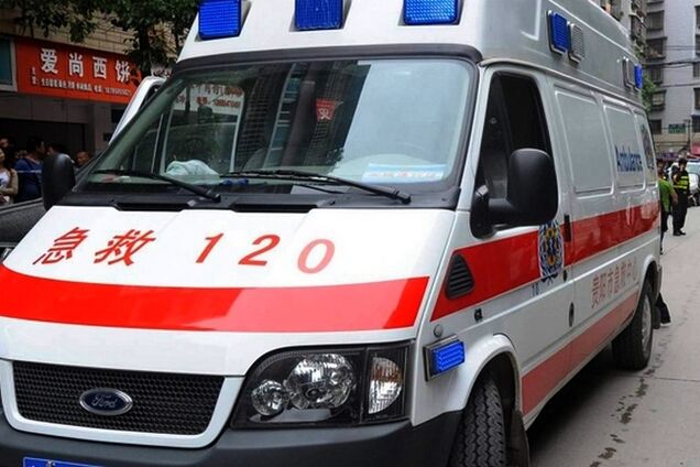 У Китаї водій в'їхав у натовп людей на переході